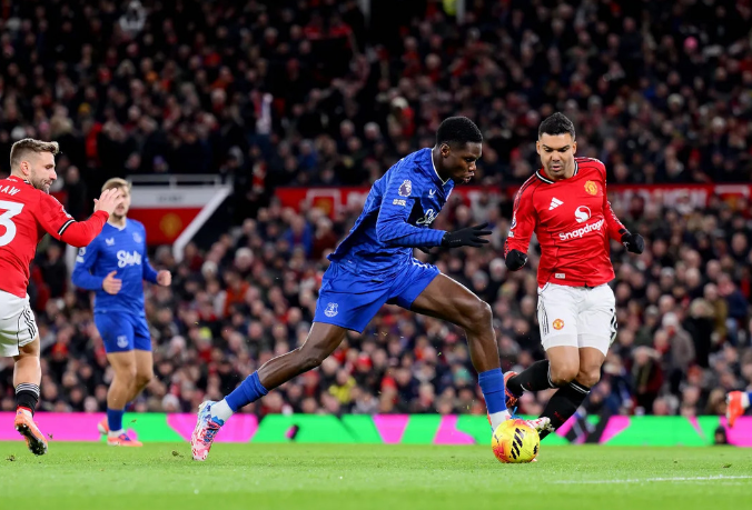 Drama Aneh di Old Trafford: 10 Pemain Everton Permalukan Man United, Gueye Diusir karena Tampar Rekan Sendiri